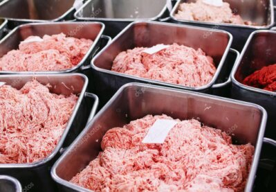 Sauberer, gekühlter Produktionsraum mit Edelstahlgeräten in einer Metzgerei