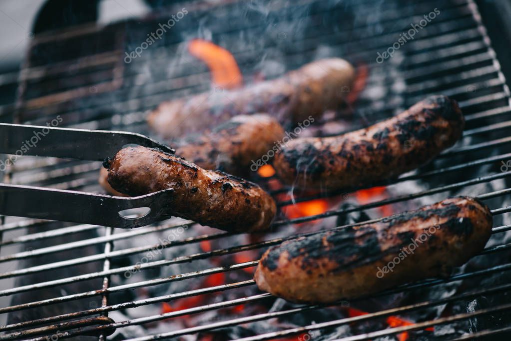 Gemischter Grillteller mit verschiedenen deutschen Bratwürsten