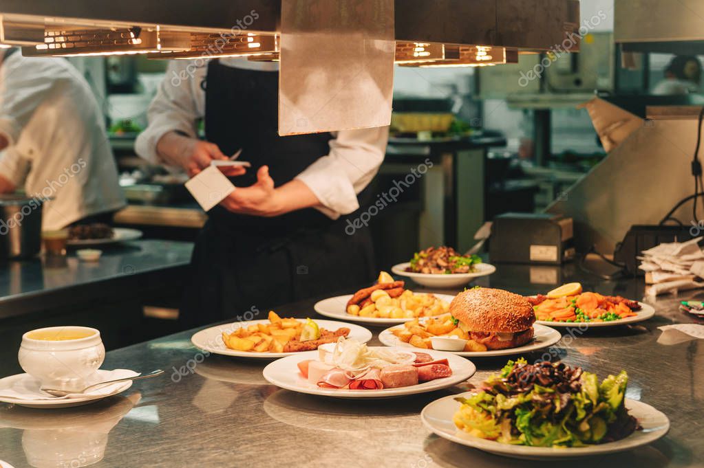 Hotelbuffet mit Wurst- und Fleischspezialitäten