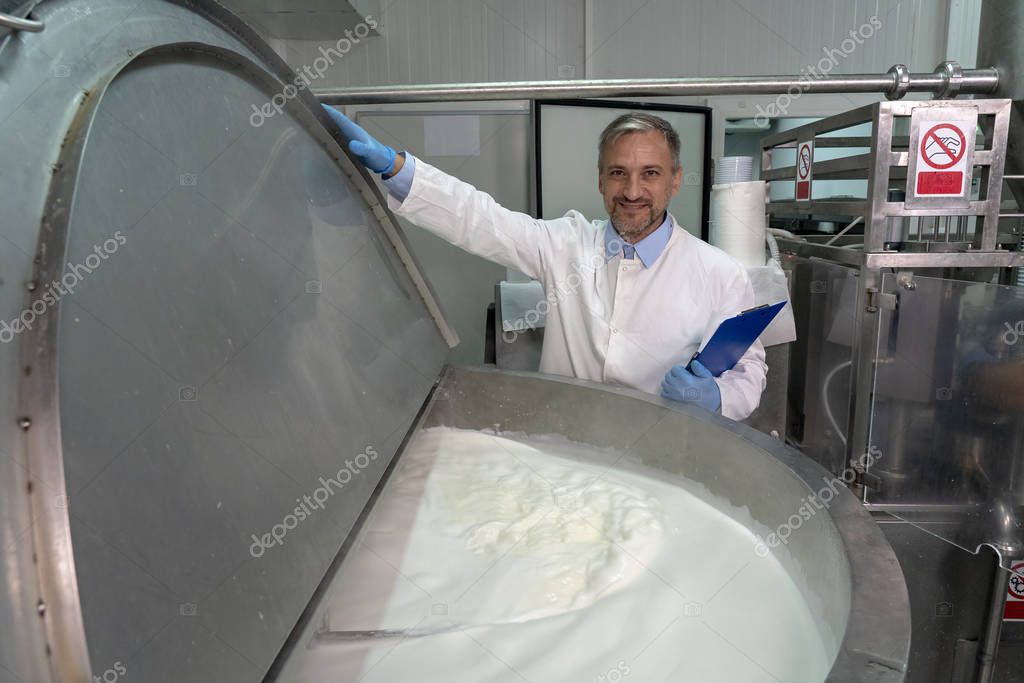 Sauberer Produktionsraum aus Edelstahl in einer Metzgerei