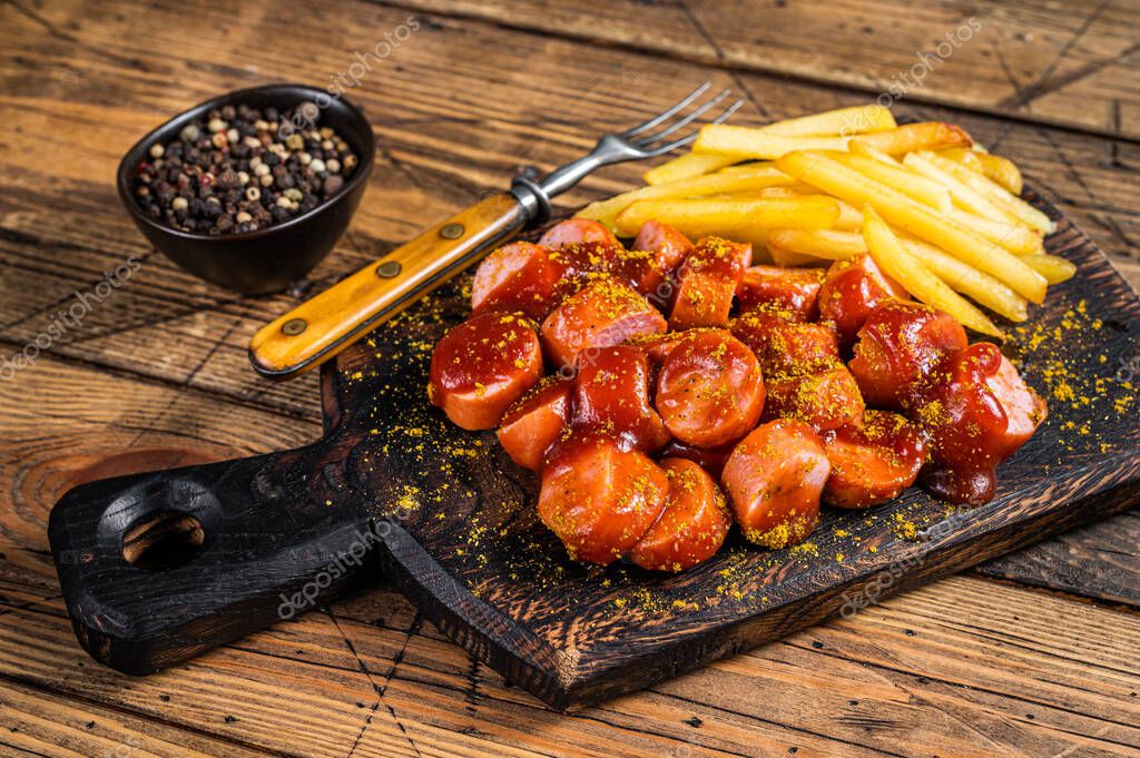 Currywurst mit Currysauce auf einem Teller angerichtet